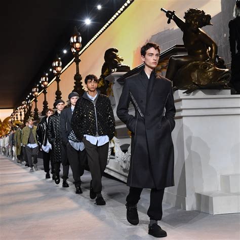 Chez Dior, les mannequins défilaient dans un jardin .